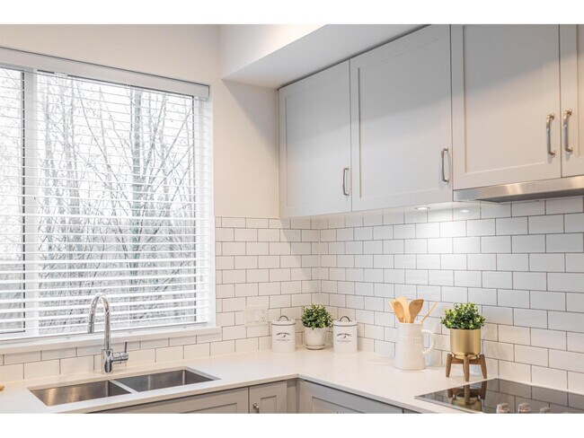 Photo du bâtiment - 15775 Mountain View Dr