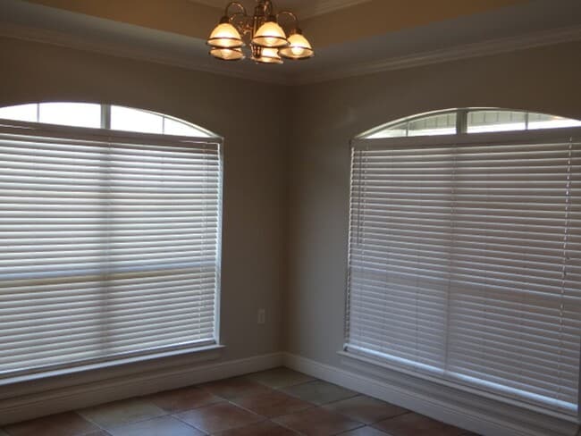 Building Photo - Beautiful Rental in Rolling Meadows