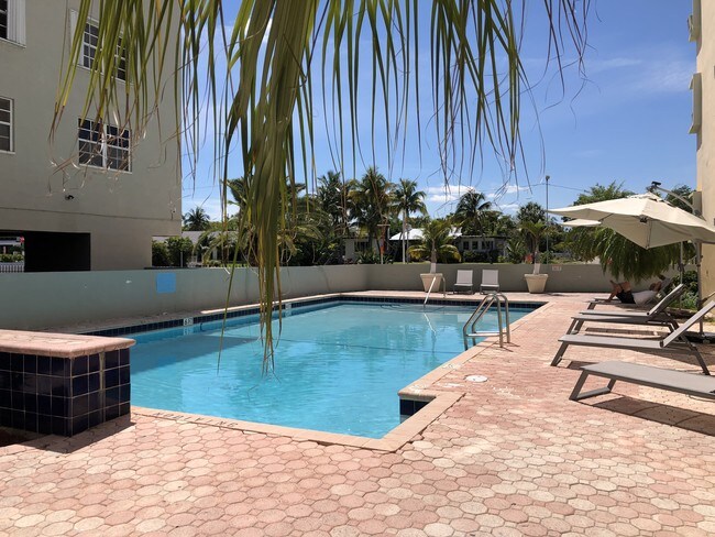 Building Photo - 2618 Collins Ave