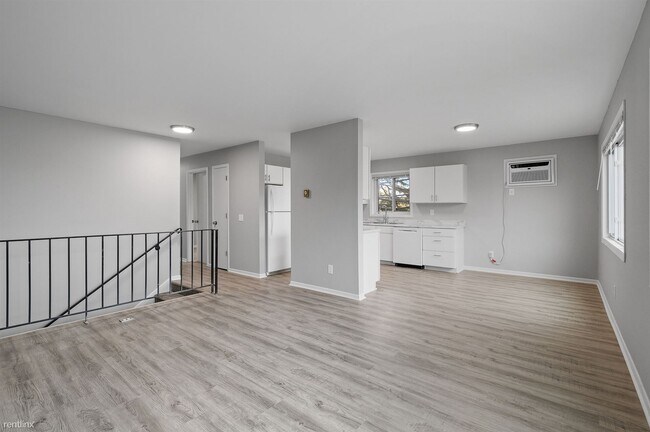 Building Photo - 3 br, 1 bath Condo - 924 Southeast 9th Ave...
