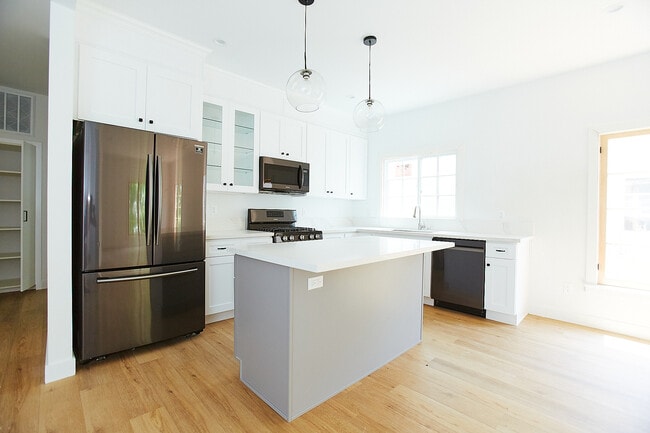 Building Photo - 428 N Orange Grove Ave