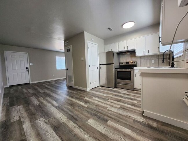Foto del edificio - Remodeled 2-Bedroom | 1-Bathroom Upper-Lev...