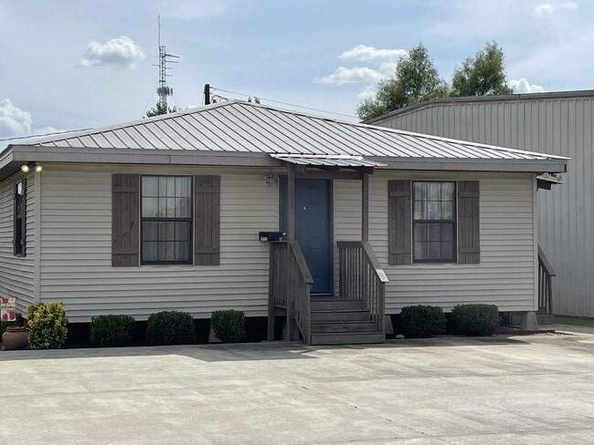 Frente - 707 S Lewis St