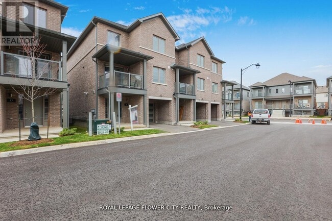 Building Photo - 205 W Oak Trl