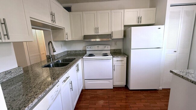 Foto del edificio - 114 NW 60th Ave