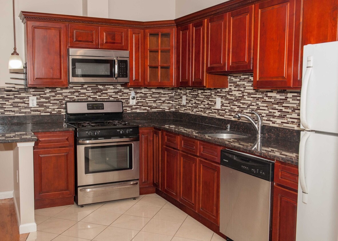Kitchen with tiled backsplash - 43 Manhattan Ave