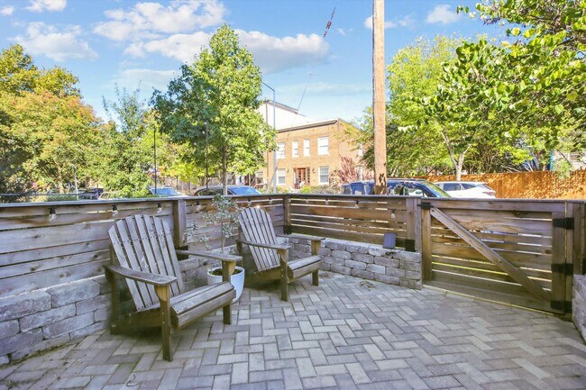 Foto del edificio - Spiffy 3 Bedroom, 2 Full Bathroom Rowhome ...