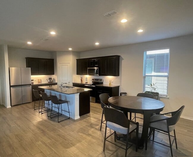 Foto del edificio - Charming 3-Bed, 2.5-Bath Home for Lease in...