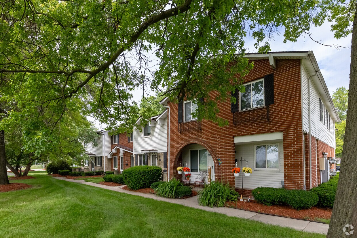 Foto principal - The Hamptons of Brownstown Apartments