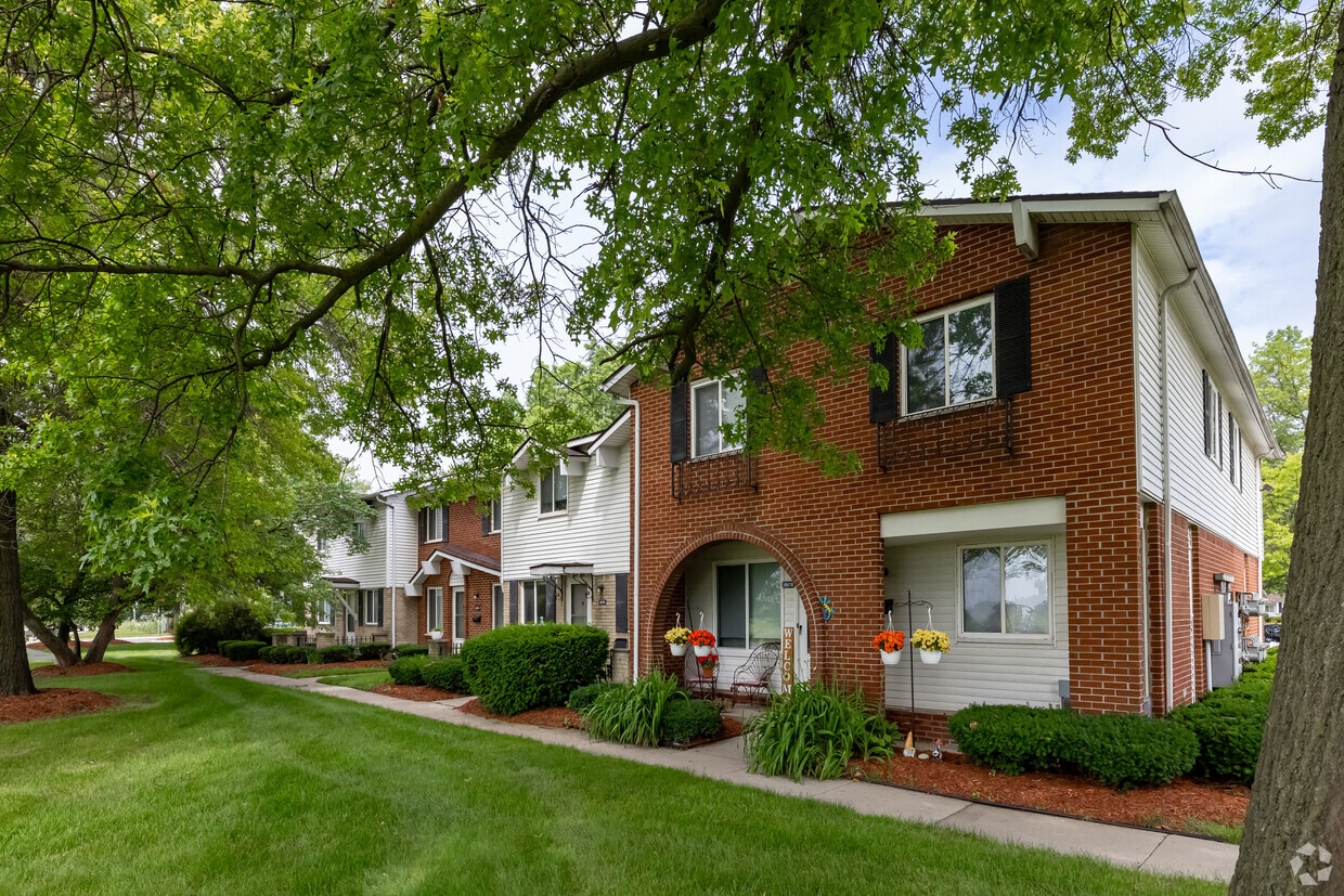 Primary Photo - The Hamptons of Brownstown Apartments