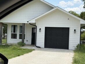 Building Photo - 3907 Cornelia St
