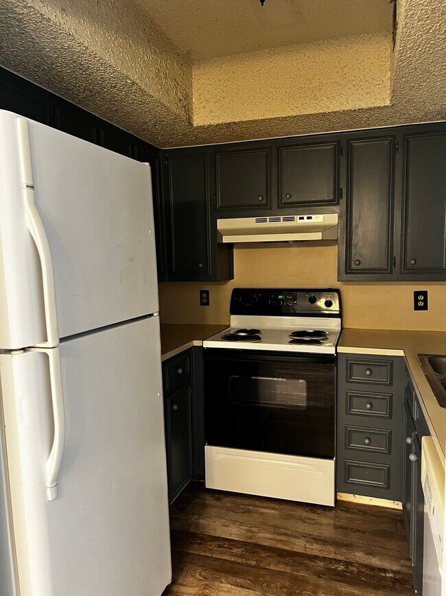 Foto del edificio - One bedroom Condo in Raintree Manor