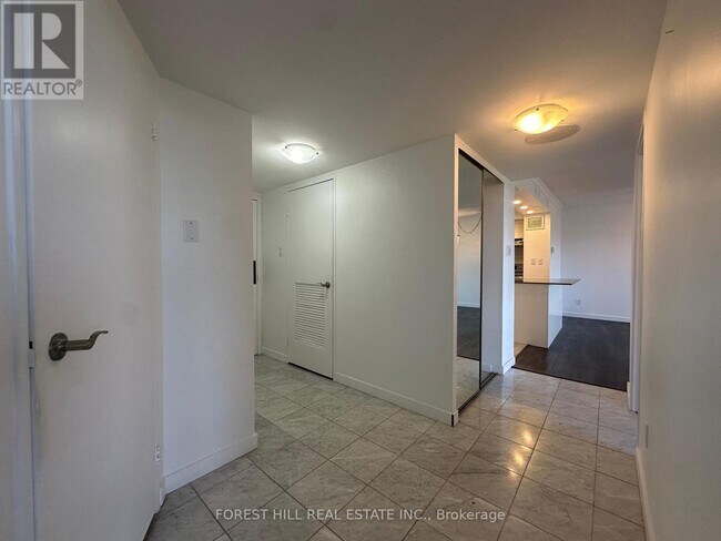 Photo du bâtiment - 1300 Bloor St