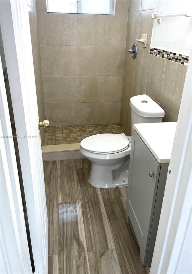 Foto del edificio - 120 NE 55th St
