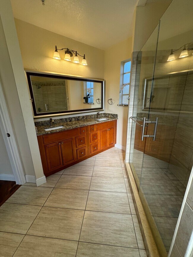 Master bathroom - 114 Vista Verdi Cir