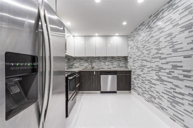 Building Photo - 2500 Parkview Dr