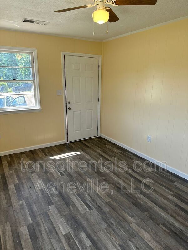 Foto del edificio - 3126 US Hwy 221 S