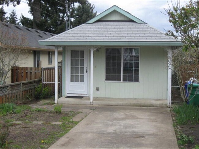 Building Photo - 5843 SE Lambert St