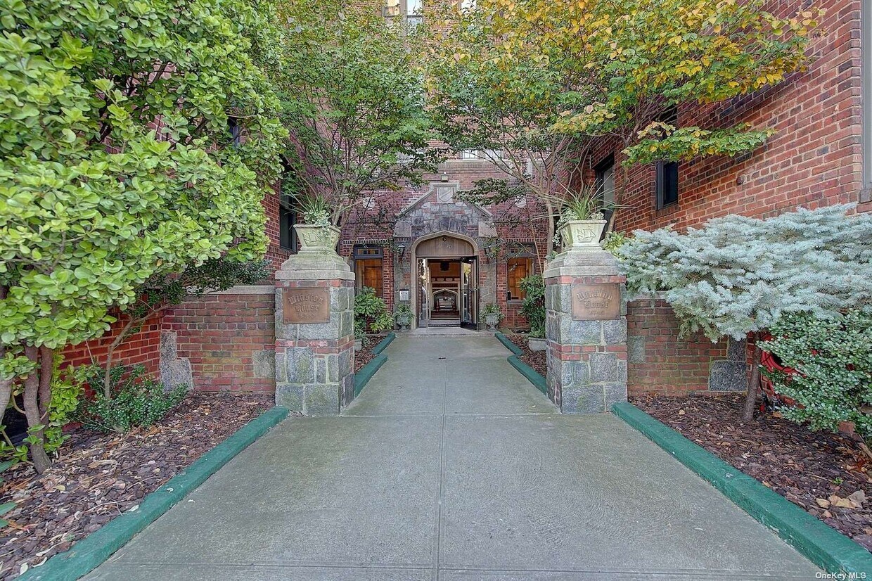 Primary Photo - 167-10 Crocheron Ave