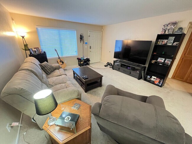 Building Photo - FURNISHED 1BD/2BA UNIT! SHORT-TERM LEASE!