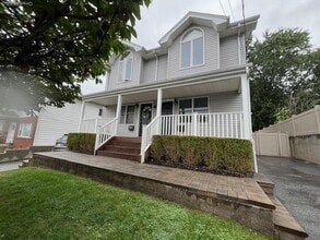 Building Photo - 17 Linwood Rd N