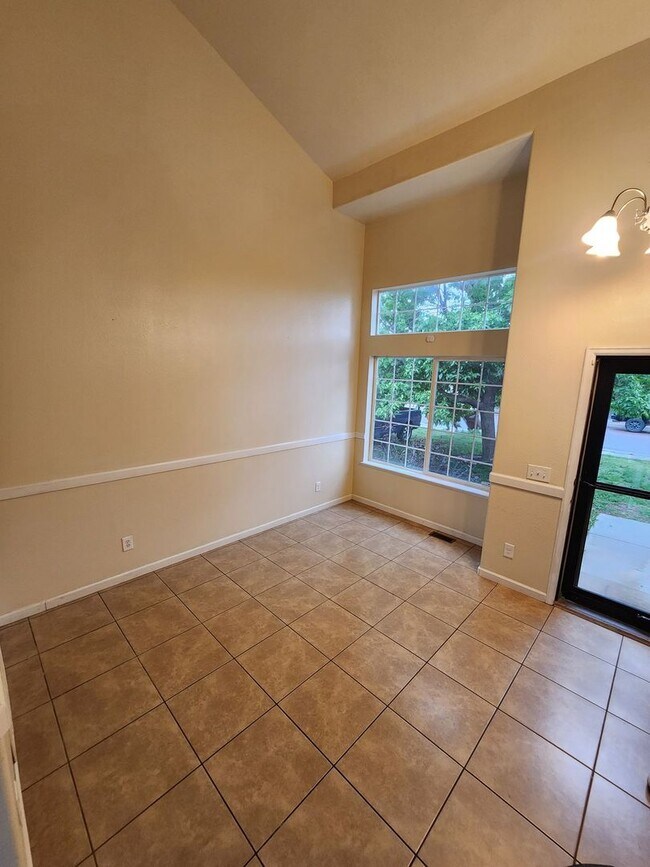 Foto del edificio - 4556 Gunbarrel Dr