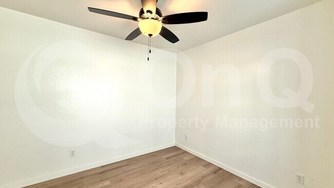 Foto del edificio - 330 S Farmer Ave