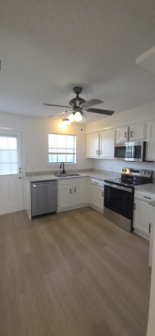 Building Photo - First-floor condo with fenced in backyard!