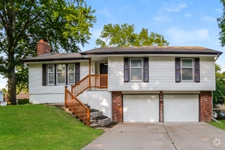 Building Photo - 3200 SE 6th Ct