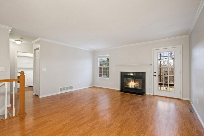 Building Photo - Updated 3-Bedroom Townhome in Ideal Location