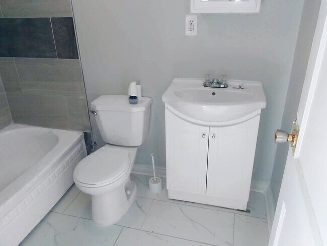 Photo du bâtiment - Newly Renovated 2 Bedroom Unit