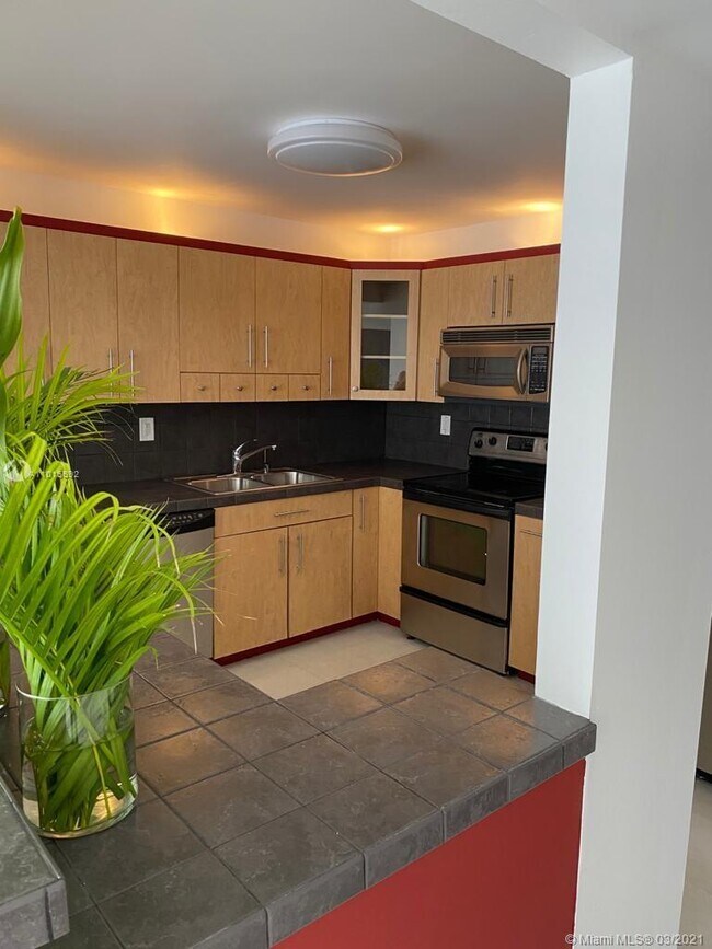 Building Photo - 18071 Biscayne Blvd