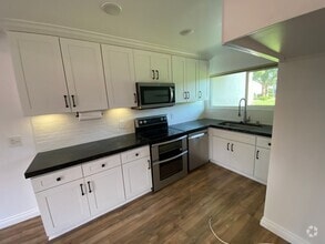 Building Photo - 1404 N Tustin Ave