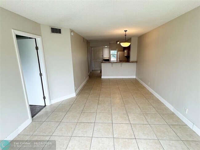Building Photo - 2108 S Cypress Bend Dr