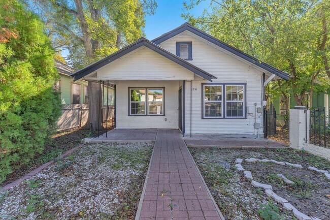 Foto del edificio - All Units Are Available With Brandnew Full Appliance Package