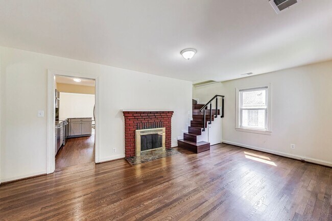 Building Photo - Cute 2 bed + Loft + 2 Bath SF w/ Fenced Yard
