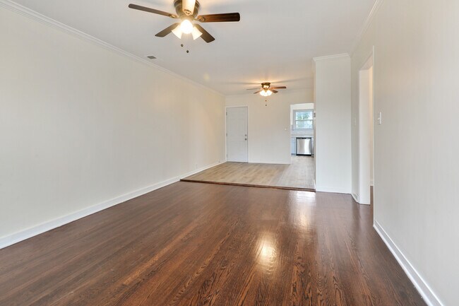 Building Photo - Charming 2b/1ba Marietta Duplex!!