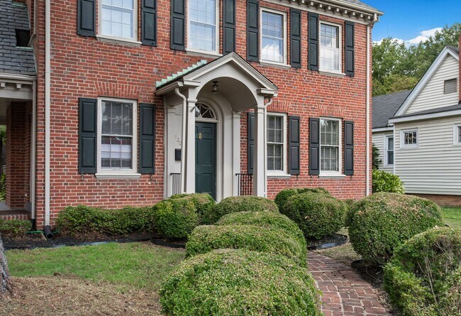 Foto del edificio - Classic Brick Colonial with Slate roof on ...