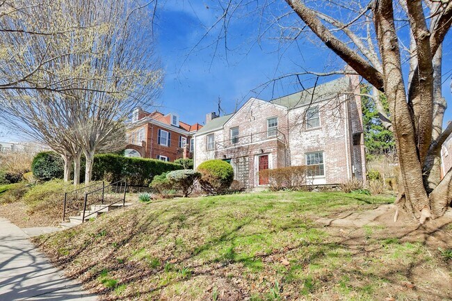 Foto del edificio - NW DC locale...3 level - 2/2.5 w/ off street parking  - 16 months only