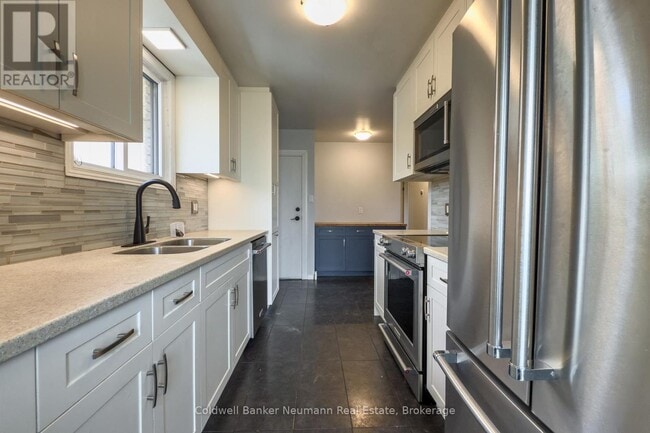 Building Photo - 37 Dunhill Crescent