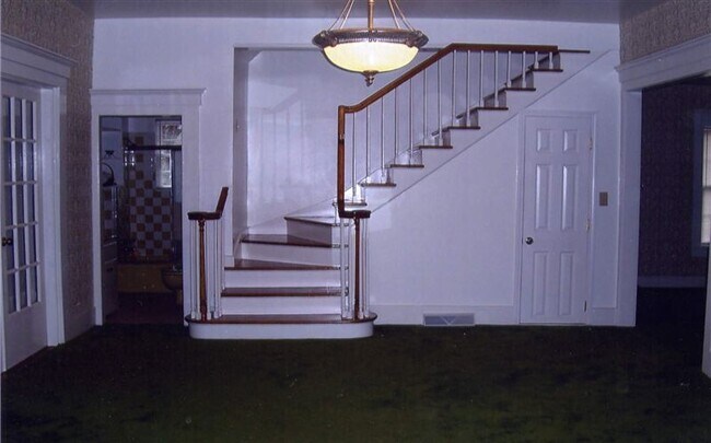 Building Photo - 409 E 7th St