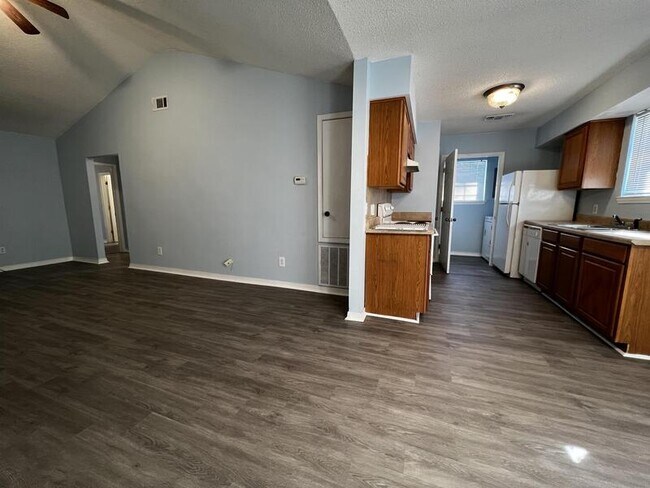 Building Photo - 2818 Pakenham Dr