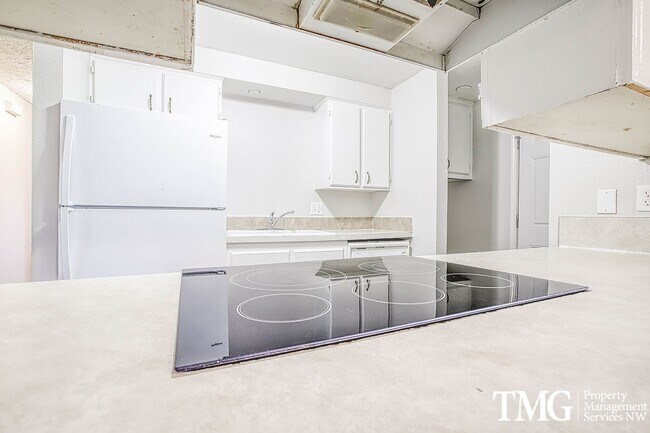 Building Photo - Charming One-Level Home on Oversized Treed...