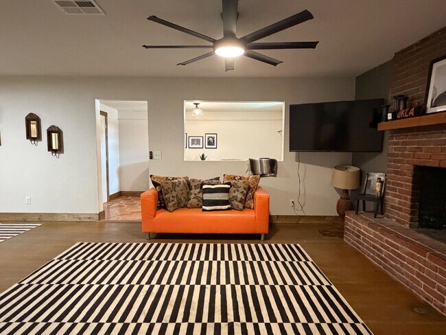 Building Photo - 3 Bedroom 2 Bath House for Lease!!