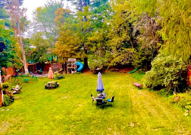 Mirando desde el balcón hacia el patio trasero - 198 S Main St