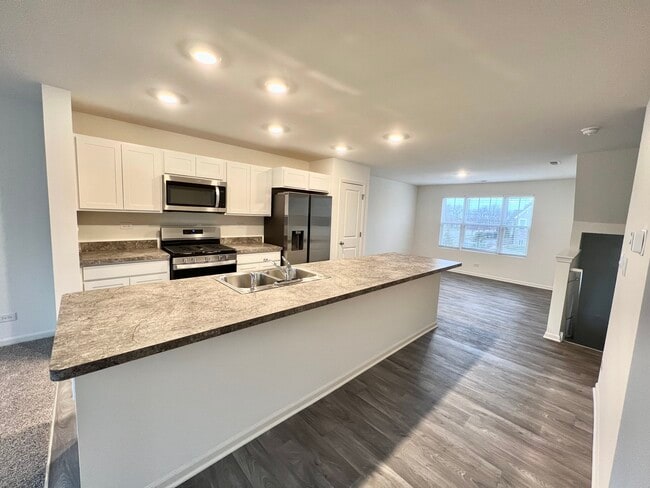 Building Photo - 217 Goldenrod Dr