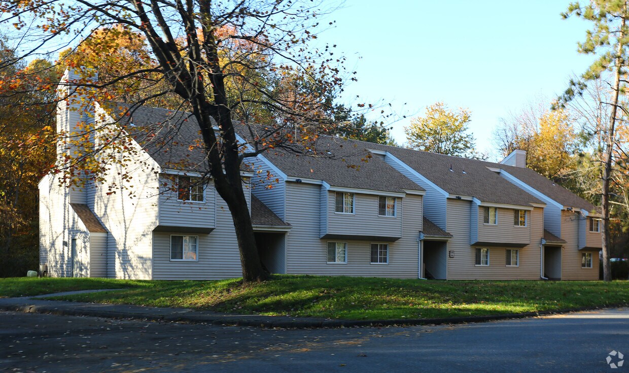 Primary Photo - Fox Run Apartments