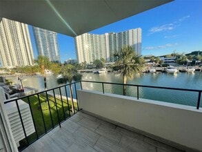 Building Photo - 220 Kings Point Dr