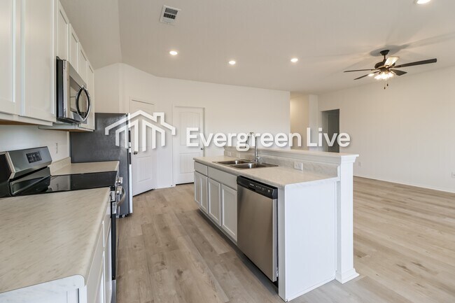 Building Photo - 32 10 Point Ln