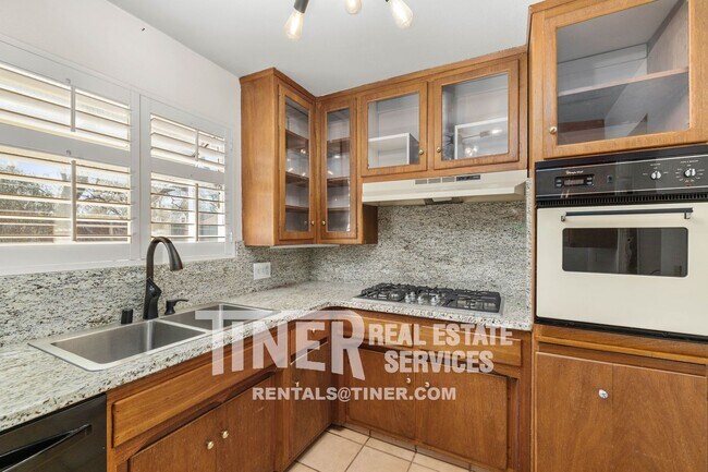 Building Photo - Carmichael Home with 2 Master Suites